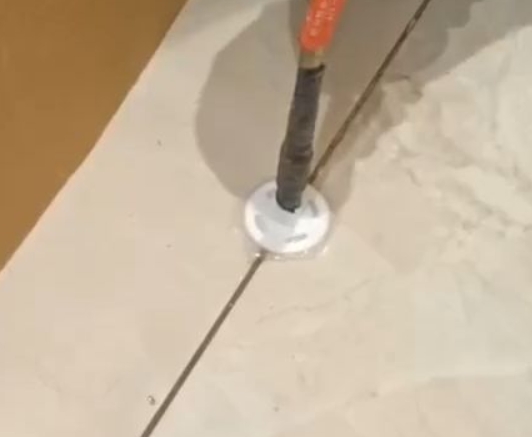 宝丰瓷砖空鼓维修公司专业解答瓷砖在铺贴过程中，如果没有涂抹均匀到位的粘结材料（如水泥砂浆或瓷砖胶），可能会导致以下问题