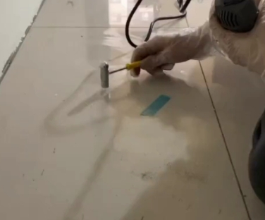 宝丰瓷砖开裂维修公司专业分享瓷砖在铺贴前如果没有沥干水分，将会导致以下问题